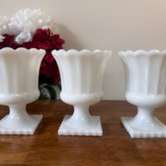 Vintage Milk Glass Pedestal Vases Set of 3 Scalloped Edge Fluted Ribbed Base Urn - Picture 1 of 5